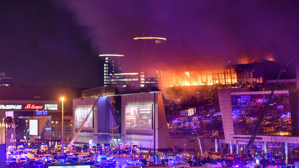 El edificio en el que se produjo el ataque, ayer entre llamas. - EUROPA PRESS