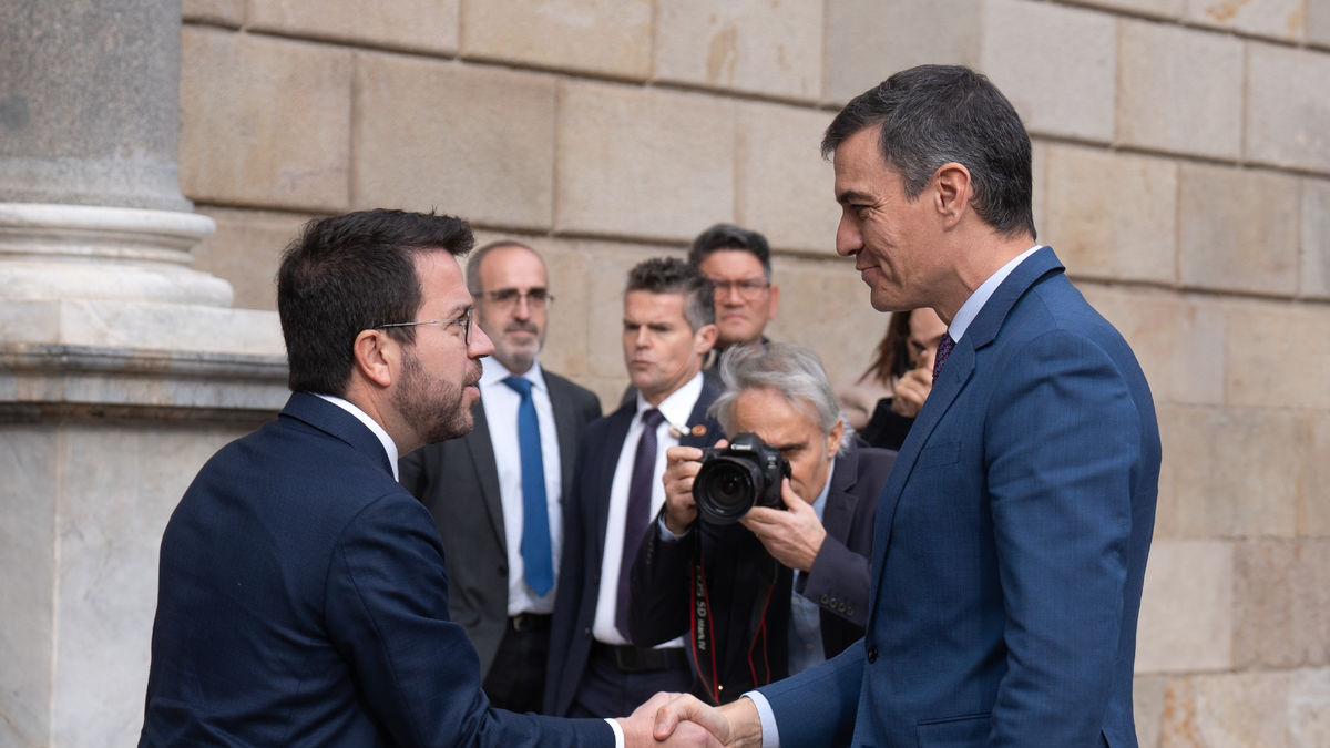 Aragonès y Sánchez saludándose durante la última reunión de la mesa de diálogo, el pasado diciembre. - EUROPA PRESS