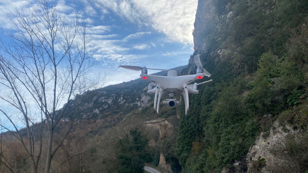 Imagen de archivo de una inspección con drones en la ladera.