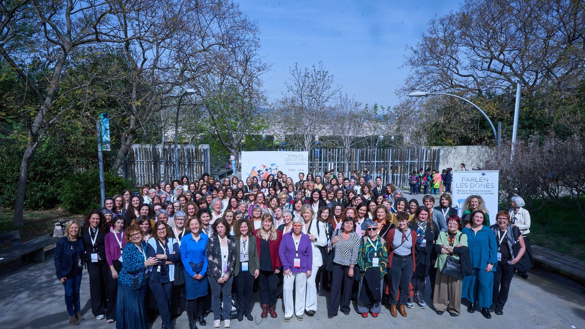 Foto de grupo ayer de las participantes en el ‘Parlen les Dones’, jornada de charlas y debates celebrada en el Espai Esfèric de Barcelona. - ARNAU PASCUAL