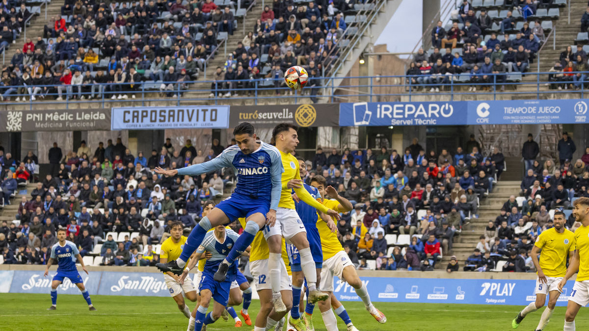 Una acción del partido entre el Lleida y el Badalona Futur disputado el 25 de febrero. - JORDI ECHEVARRIA