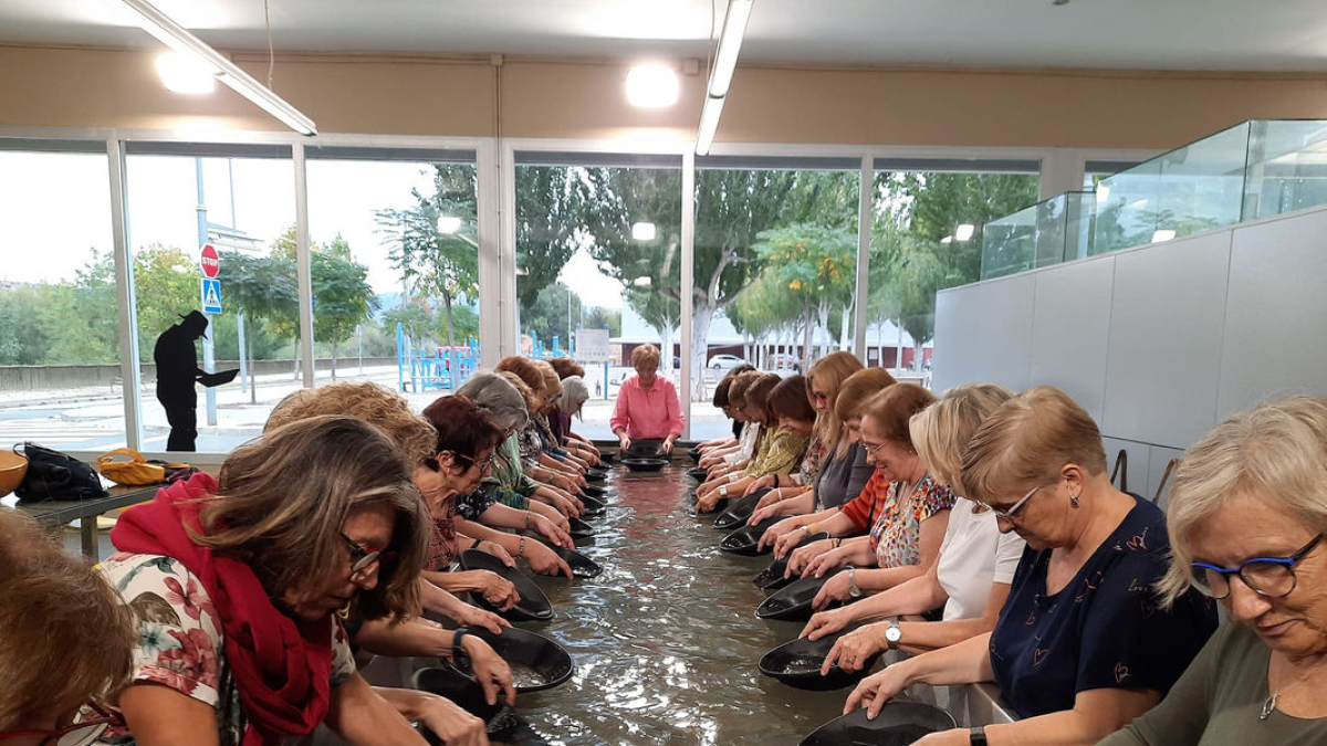 Una asociación de mujeres participando en el taller de búsqueda de oro en el equipamiento. - CIOS