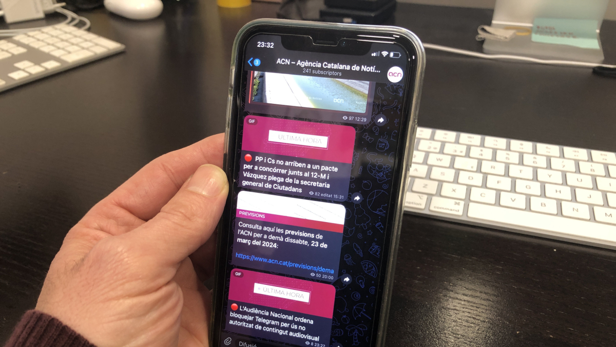 Un telèfon mòbil mostra el canal de Telegram de l'ACN, on apareix l'última hora del bloqueig de la xarxa de missatgeria ordenat per l'Audiència Nacional