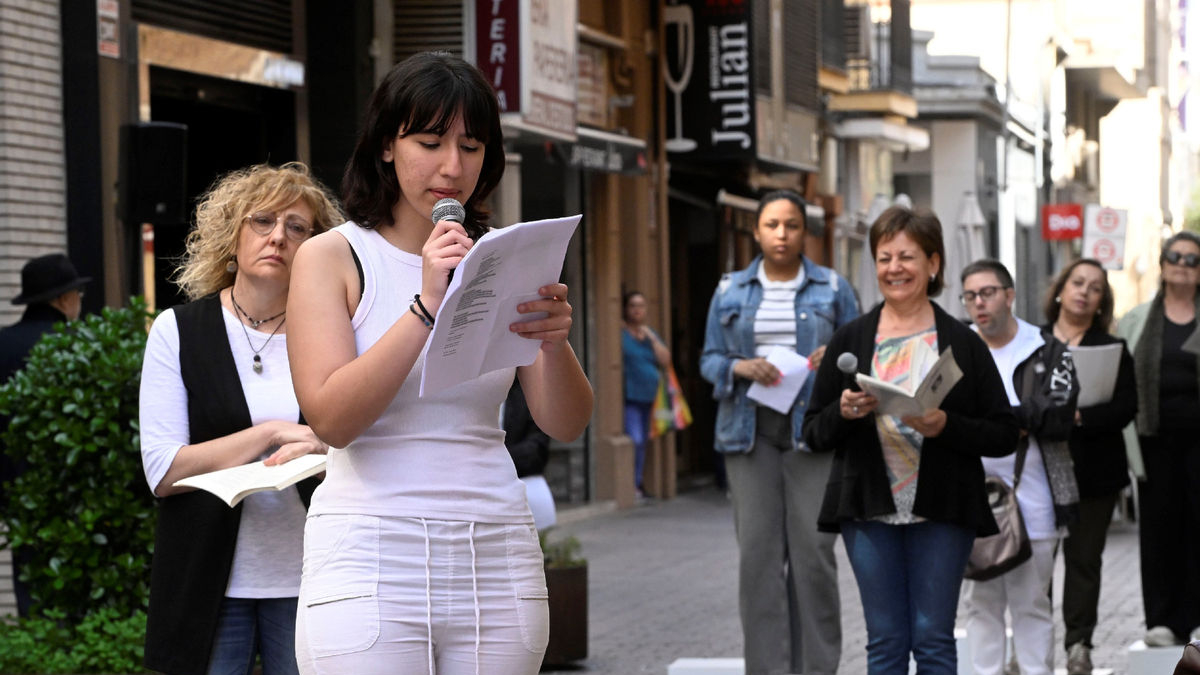 Poesía en la calle Alcalde Costa de Lleida con rapsodas voluntarios. - SANTI IGLESIAS