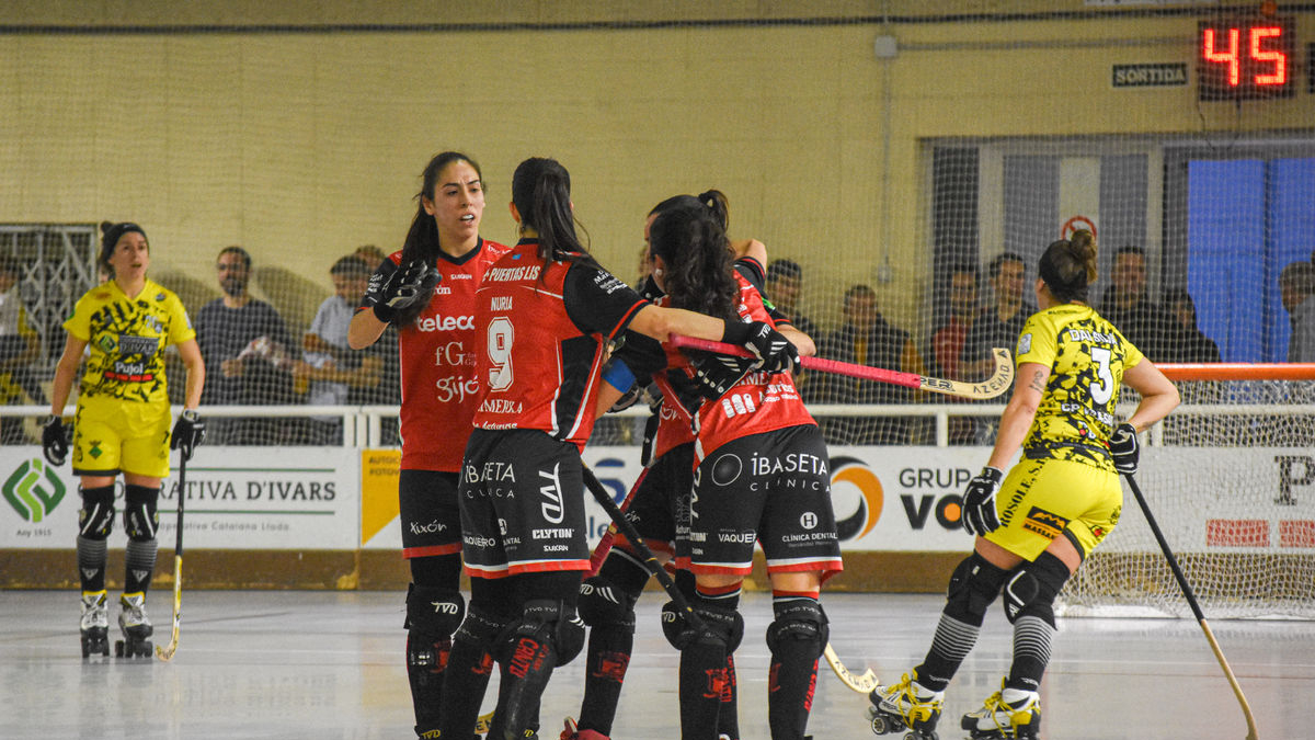 Les jugadores del Telecable Gijón celebren un dels tres gols de la primera meitat. - CLARA LIÁÑEZ