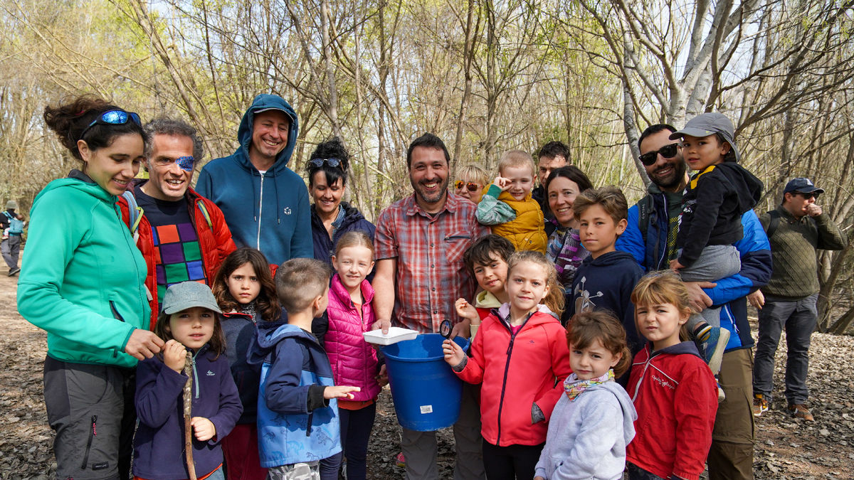 Les famílies que ahir van participar en l’experiència a l’estany. - JORGE AGUSTÍN