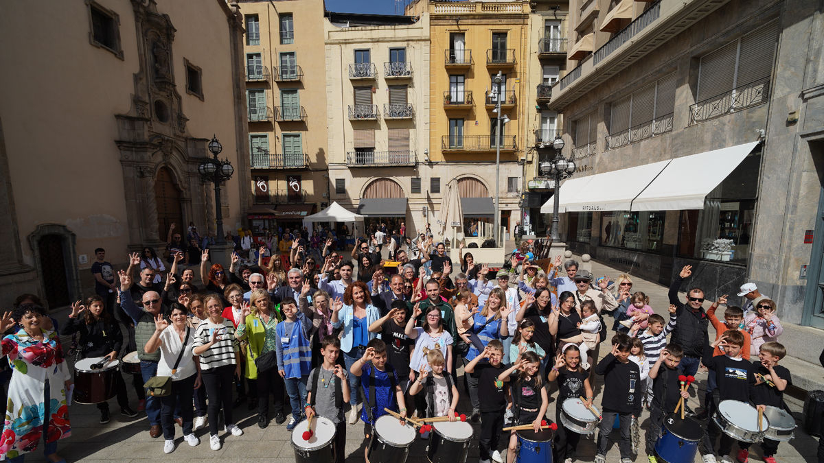 Foto de grupo de los participantes haciendo la señal de ‘ok’ de la campaña ‘Extracapacitados’. - JORGE AGUSTÍN
