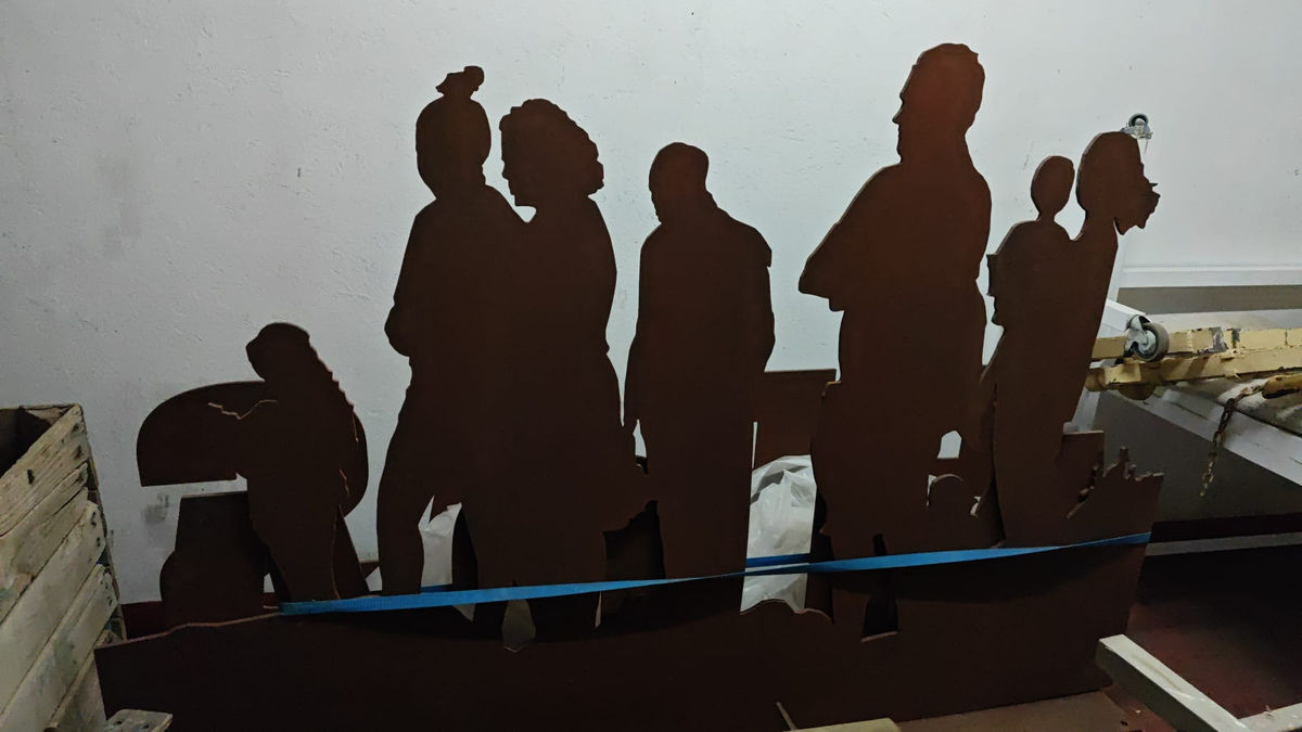 L’escultura que ha encarregat l’ajuntament reprodueix les siluetes del cartell de la pel·lícula ‘Alcarràs’ i s’instal·larà al carrer que homenatjarà la directora Carla Simón. - AJUNTAMENT D’ALCARRÀS