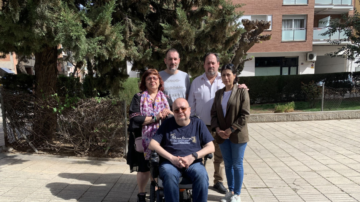 Charo, Carlos, Chesco, Joan y Valentina (de izquierda a derecha) son cinco de la treintena de miembros de la asociación Long Covid. - M. CARBONELL