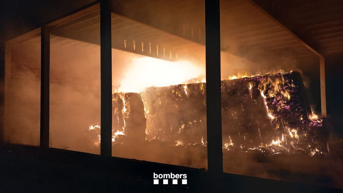 El fuego quemó balas de paja.