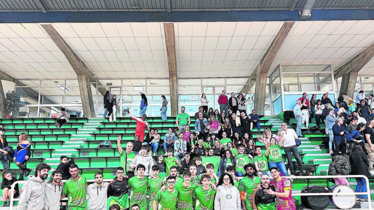 Los jugadores, con los  aficionados que acudieron a apoyarles.