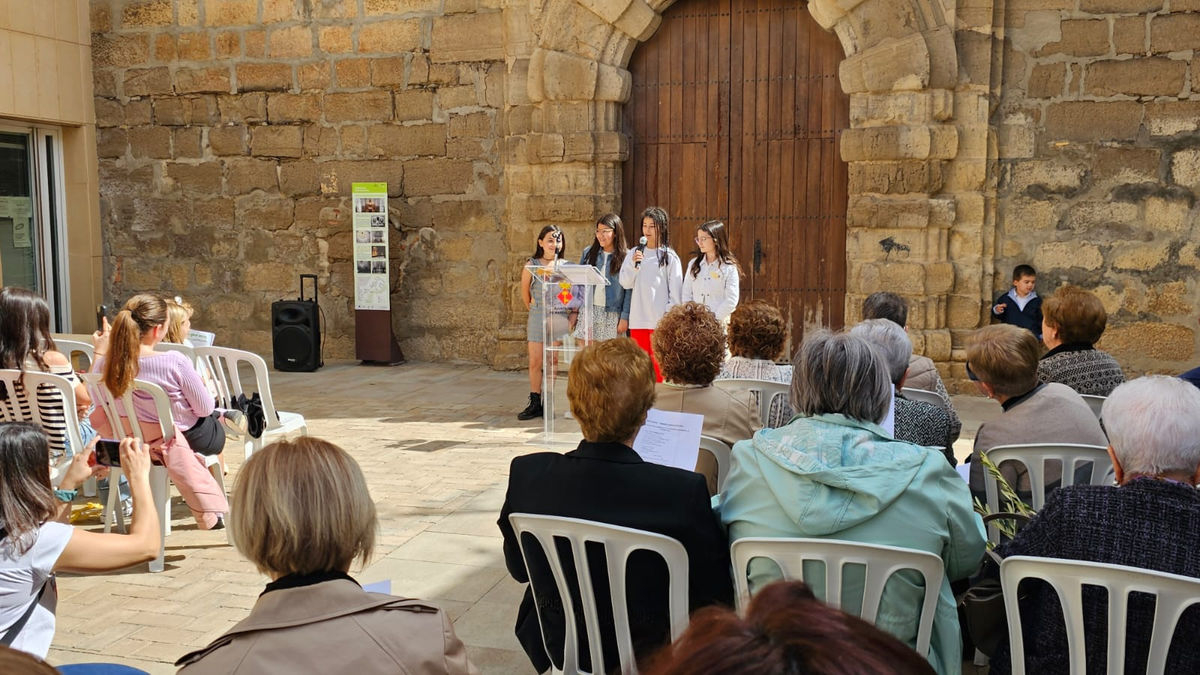 Massalcoreig celebró ayer el Día Mundial de la Poesía con un recital de vecinos y alumnos de L’Oliver. - MIREIA POMAR