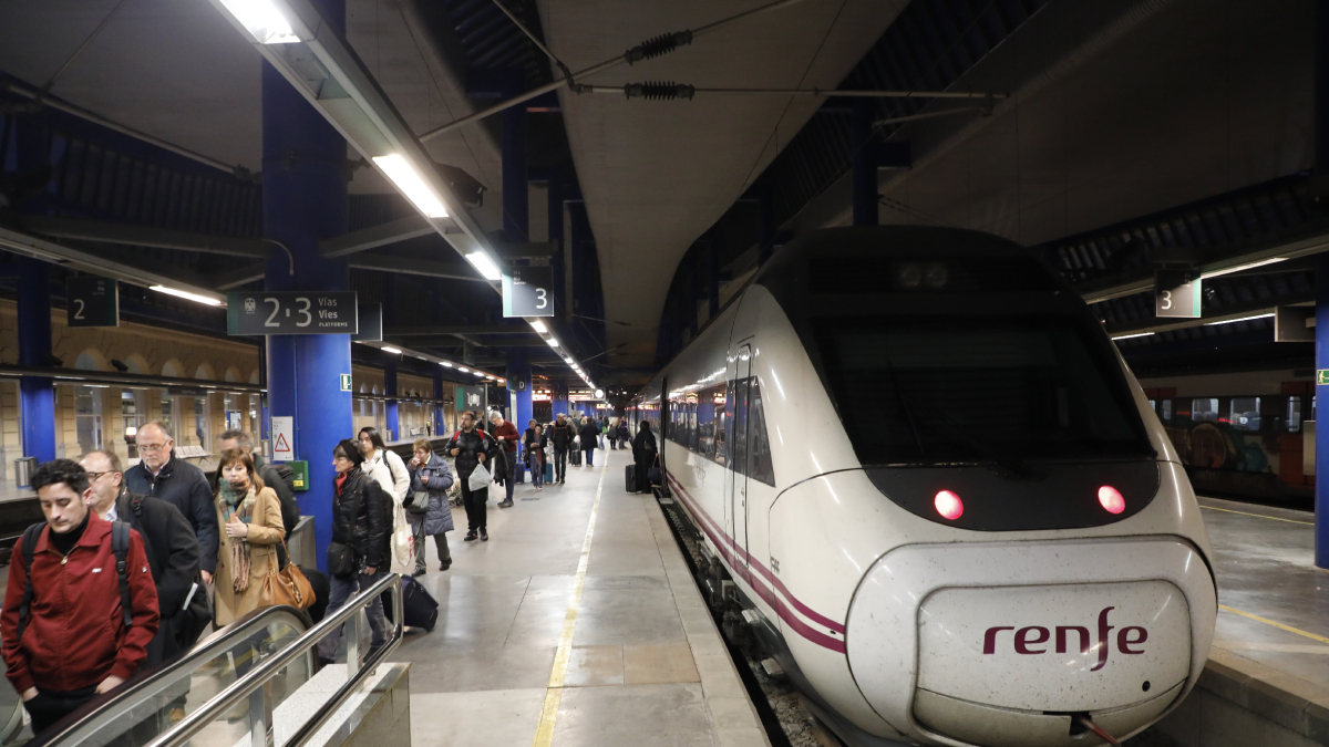 Imagen de archivo de un tren Avant en la estación de Lleida.