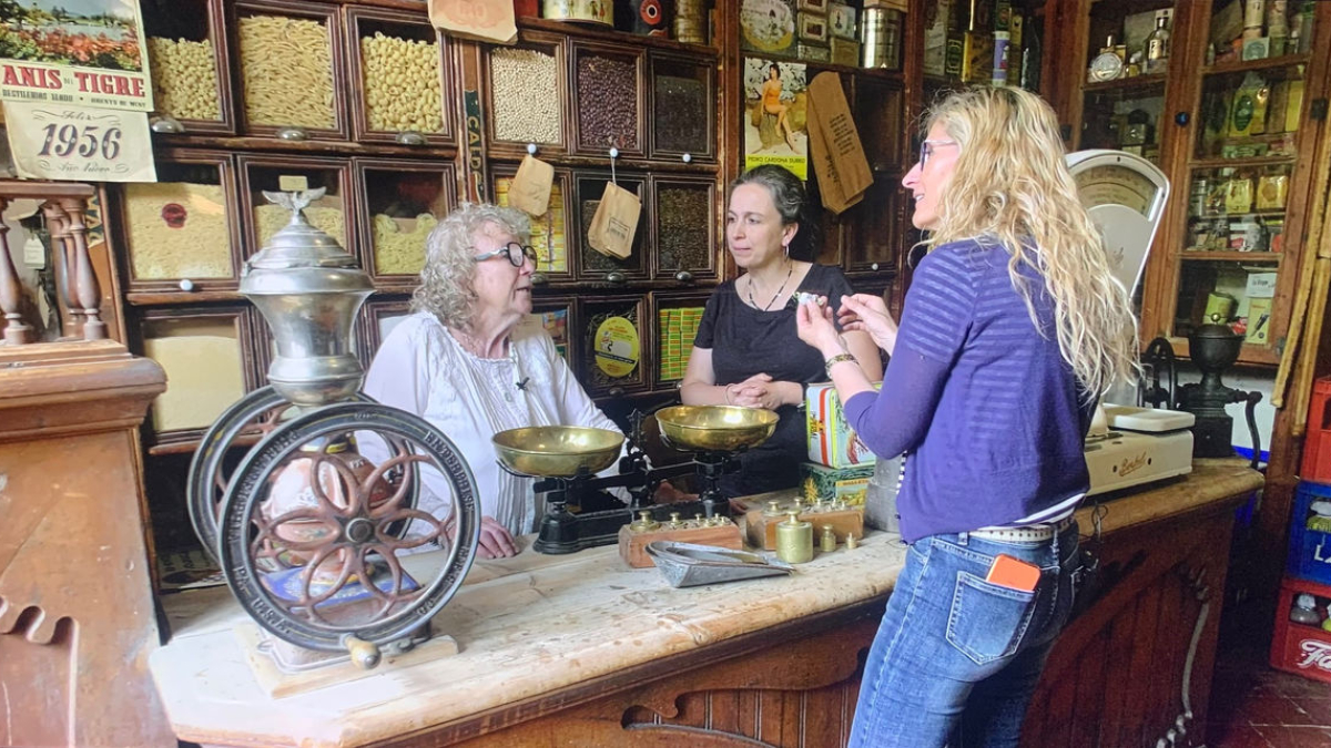 Eva Clausó conversant sobre els productes de Casa Leonardo. - EVA CLAUSÓ