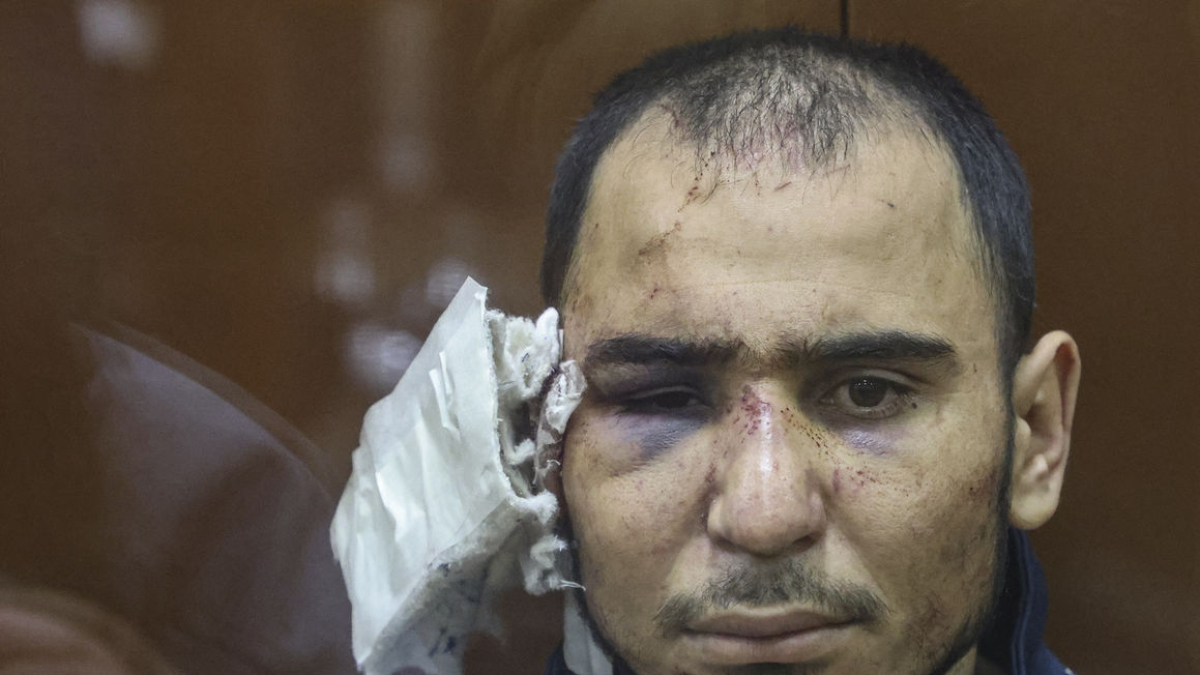 Imagen de dos de los cuatro imputados de ser los autores materiales de la masacre el pasado viernes, con signos de tortura. - EFE/EPA/SERGEI ILNITSKY
