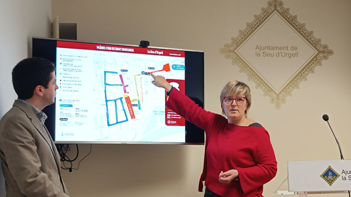 L’alcalde, Joan Barrera, i la regidora Gemma To van presentar ahir els canvis. - C.SANS