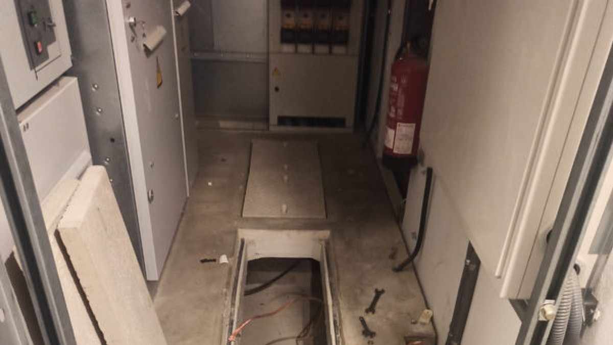 Imatge del cable de coure que van arrancar d’una instal·lació. - MOSSOS D’ESQUADRA