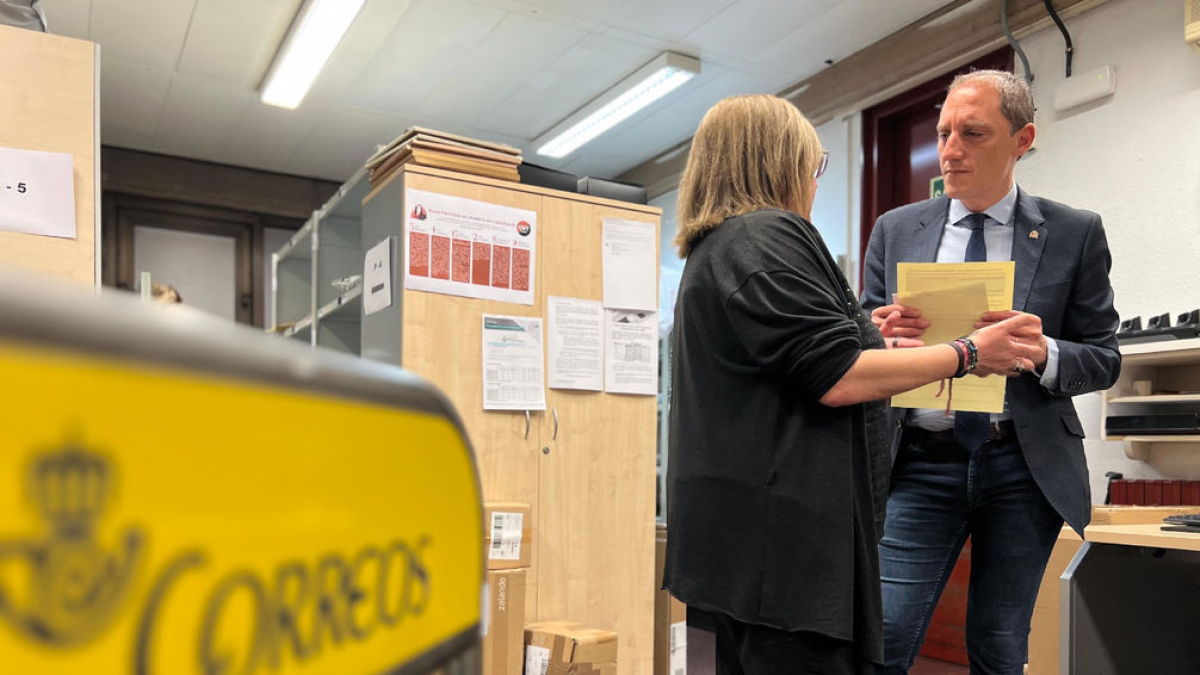 Vot per correu ■ El subdelegat del Govern espanyol, José Crespín, va visitar una oficina de Correus per seguir el procés del vot per correu, que es pot demanar fins al dia 2 de maig. - SUBDELEGACIÓ DEL GOVERN A LLEIDA