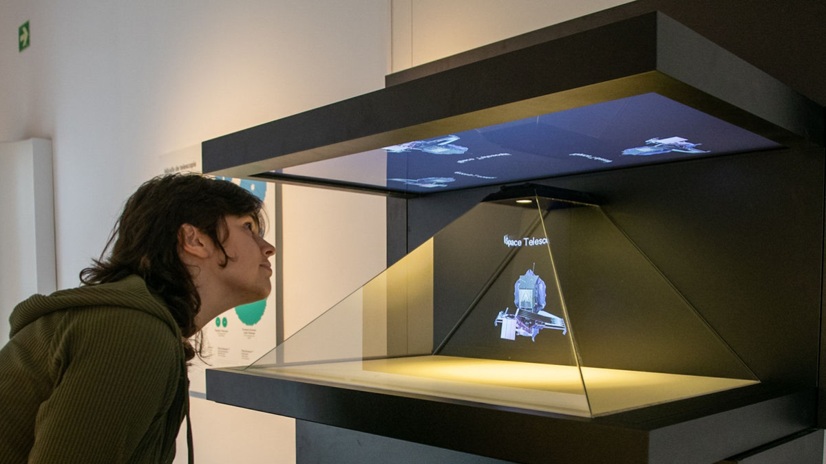 ‘Miralls. Dins i fora de la realitat’, exposició interactiva sobre les propietats i efectes dels miralls. - CAIXAFORUM