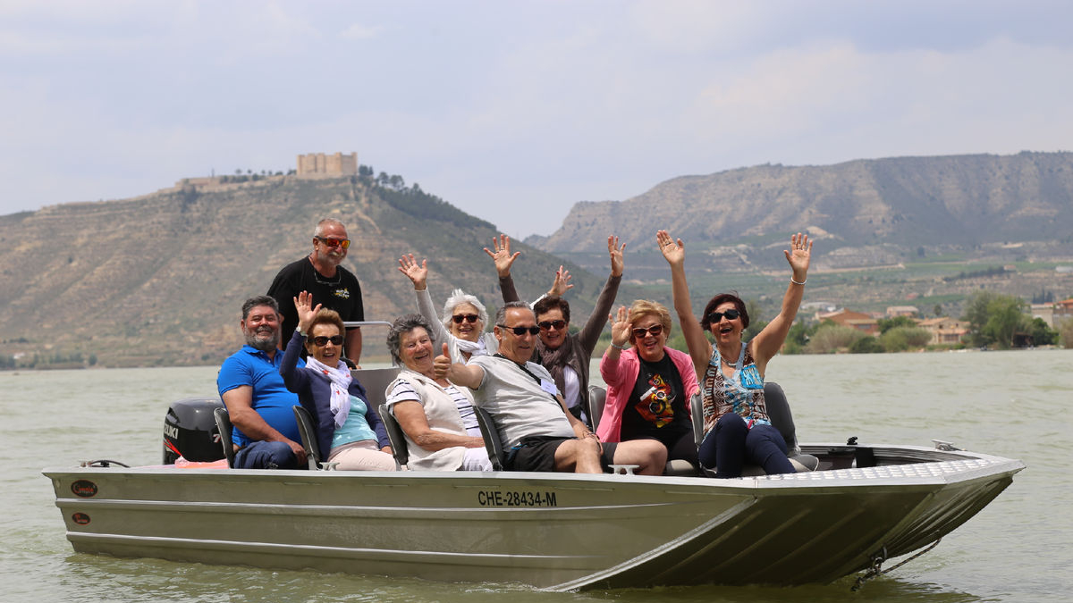 Alguns dels turistes que ja han experimentat els viatges amb vaixell a la cua de Riba-roja. - A.M.