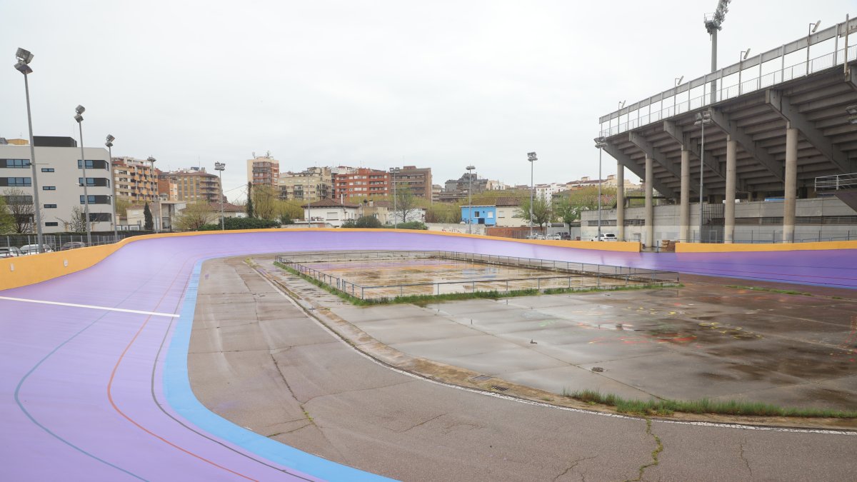 Vista general del velòdrom amb la remodelació de la pista conclosa i que ja podran estrenar avui els ciclistes.