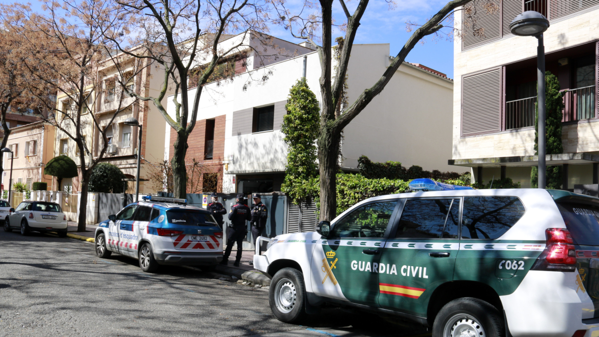 Un cotxe de mossos i un de la Guàrdia Civil 