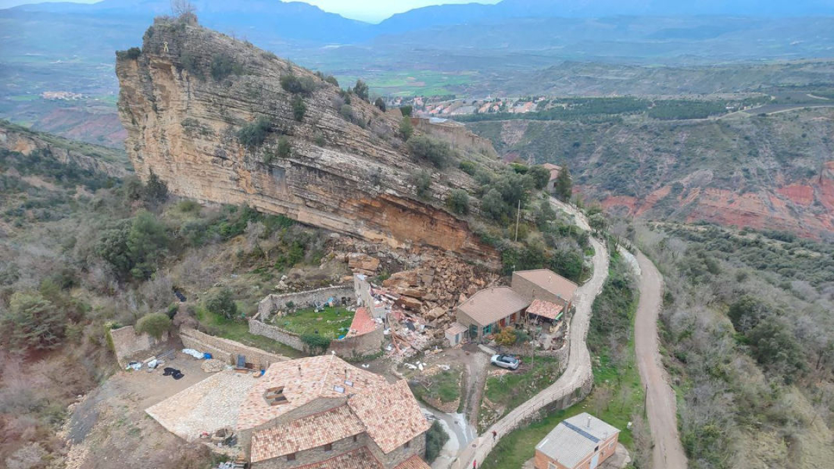 Imatge aèria del despreniment de roques i terra sobre la casa. - BOMBERS