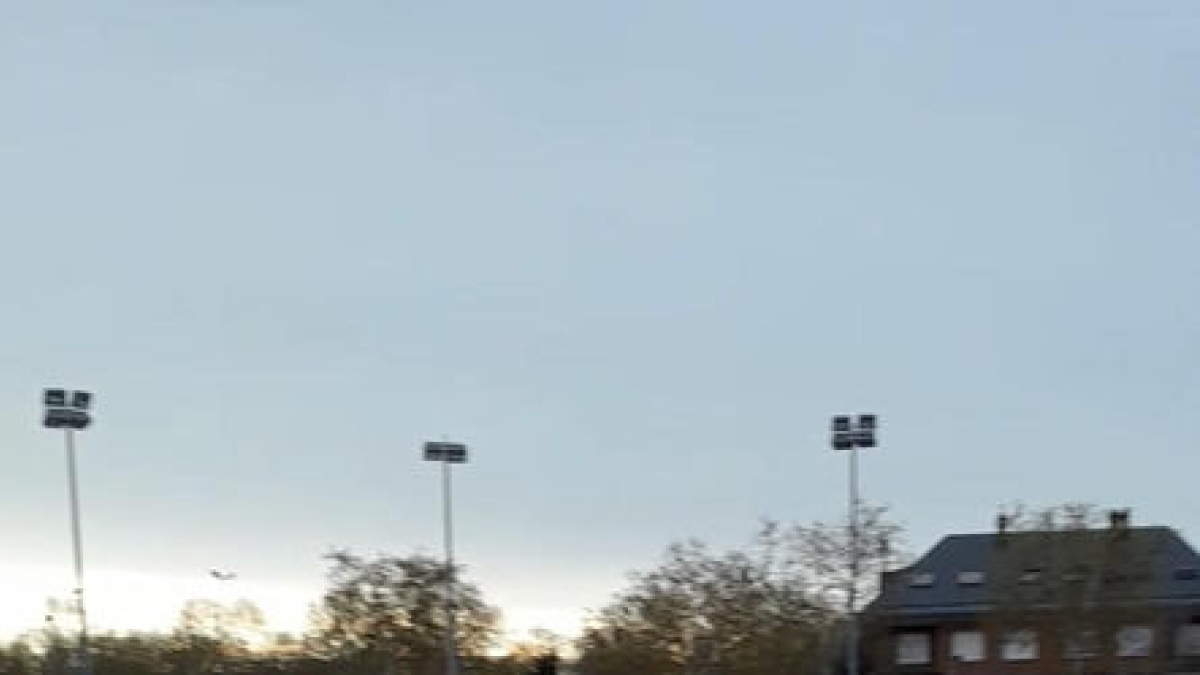 Els ciclistes segueixen la moto ahir al Velòdrom.