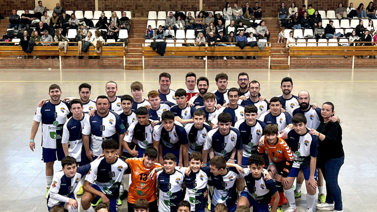 El primer equip del Club Esportiu Torres de Segre posa amb nens de la base de l’entitat.