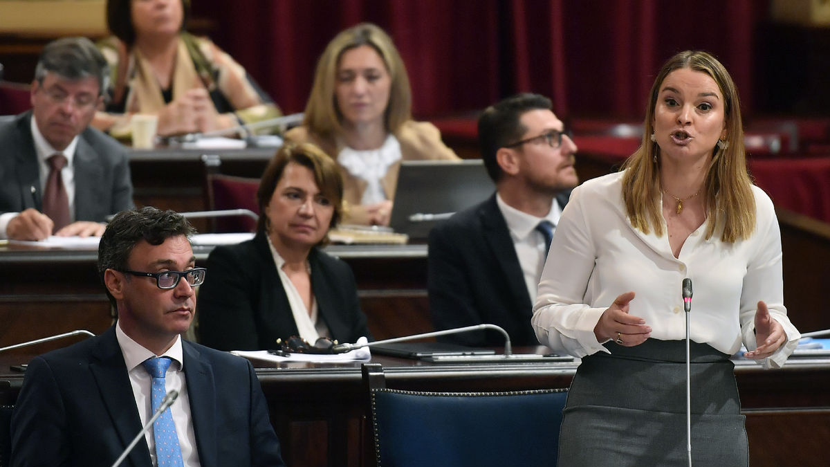 La presidenta de Baleares, Marga Prohens, en el Parlament balear. - EFE