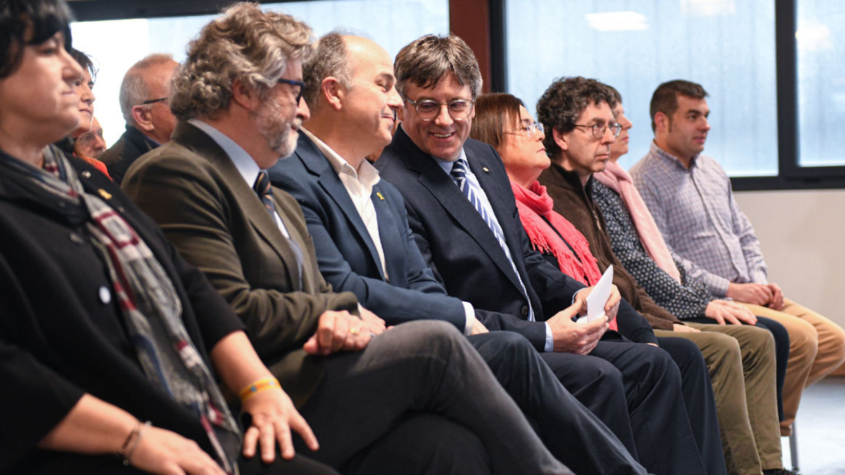 Puigdemont conversando con Turull durante el acto que se celebró ayer en Perpinyà. - EUROPA PRESS