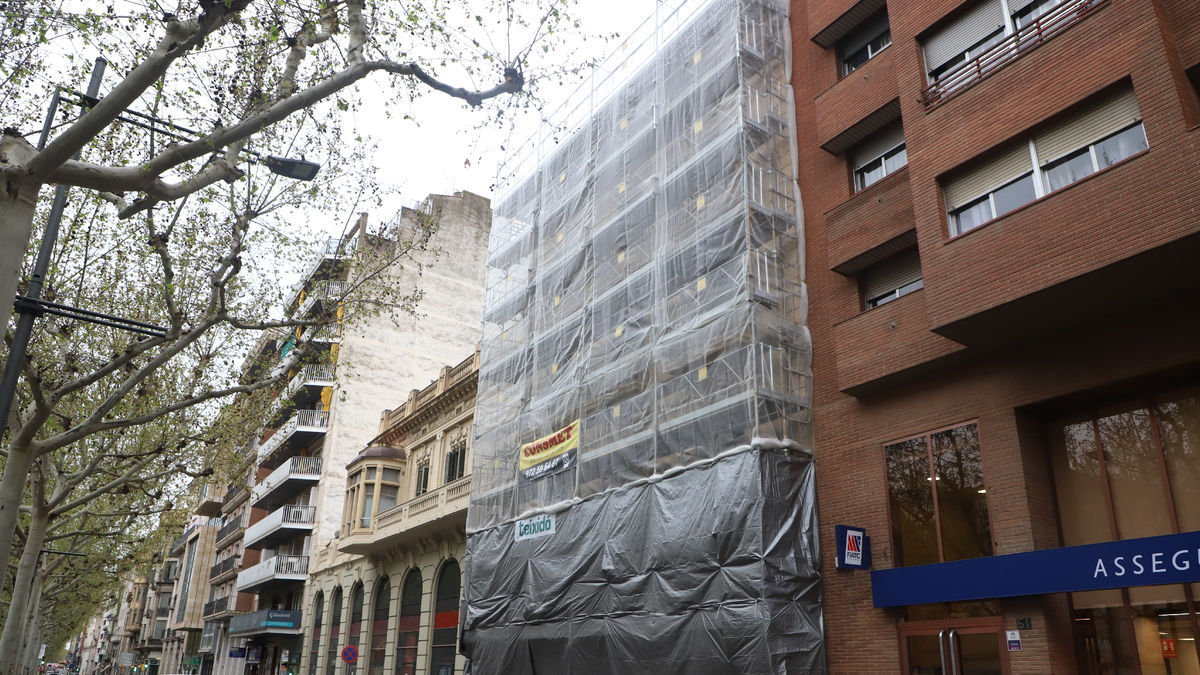 Preparen la demolició de l'edifici que va acollir la botiga d'Agustí Mestre - MAGDALENA ALTISENT