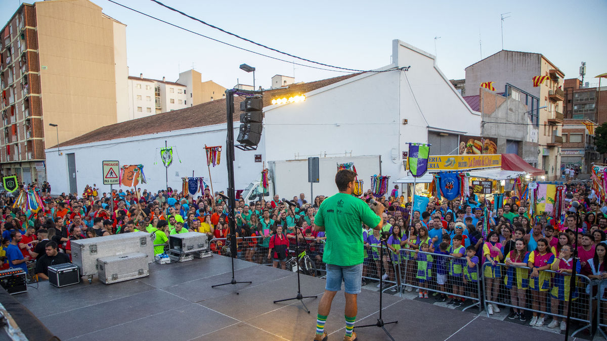 Pregó de les festes de Pardinyes del 2023, a l’escenari del carrer Anastasi Pinós. - GERARD HOYAS