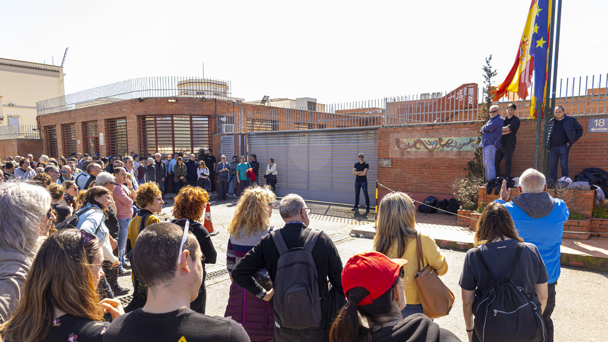 Concentración de trabajadores de prisiones la semana pasada ante las puertas de Ponent. - SEGRE