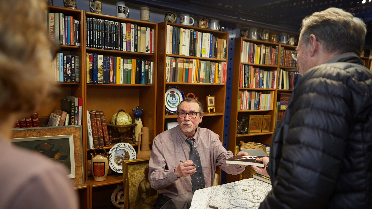 Manuel Martín firmant exemplars després de la presentació del seu llibre.
