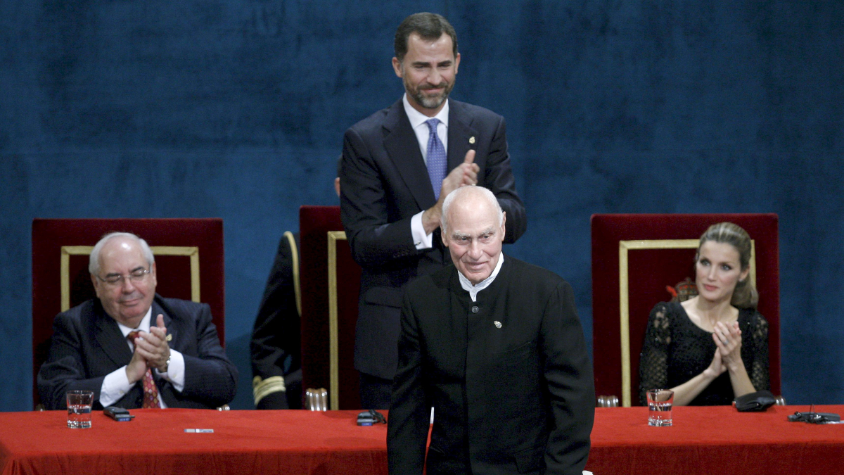 Fotografía de archivo del escultor estadounidense Richard Serra (c) tras recoger de manos del Príncipe Felipe, el Premio Príncipe de Asturias de las Artes 2010.