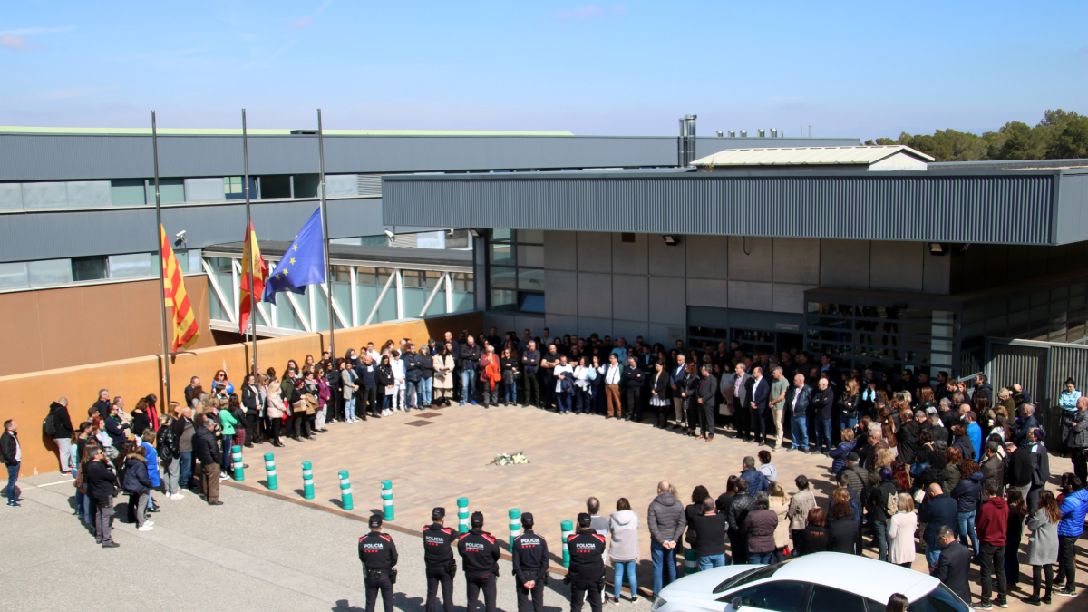 Prop d'un centenar de persones concentrades a les portes de la presó de Mas d'Enric per rebutjar la mort d'una treballadora en mans d'un intern.