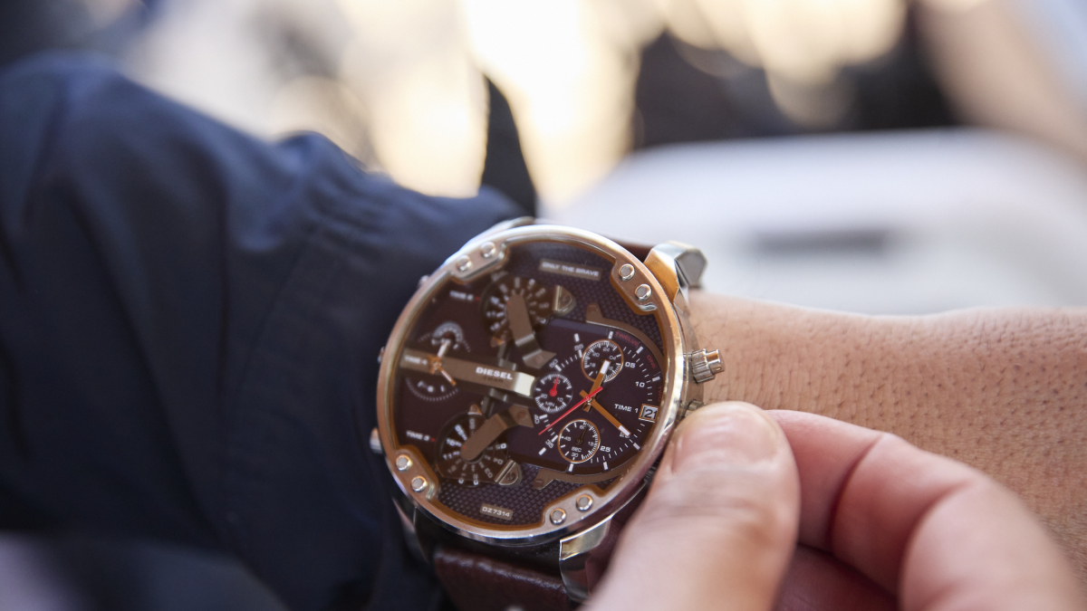 Un hombre adelanta el reloj.