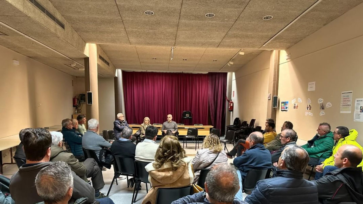 La reunió que va mantenir l’alcalde amb els veïns aquest dimarts. - A.L.B.B.