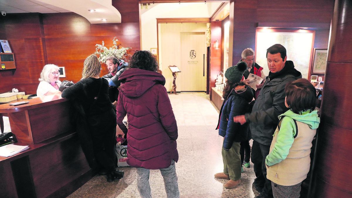 Reabre el Hostal Centre del Montsec  ■  El Hostal Centre del Montsec de Llimiana reabrió ayer con nuevos arrendatarios coincidiendo con el inicio de la campaña de Semana Santa. - EDGAR ALDANA