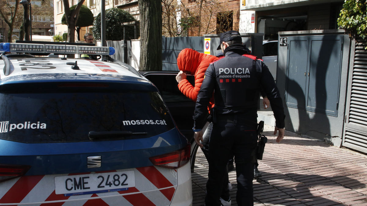 El agente de los Mossos investigado fue detenido el martes en su domicilio en la calle Magí Morera. - AMADO FORROLLA