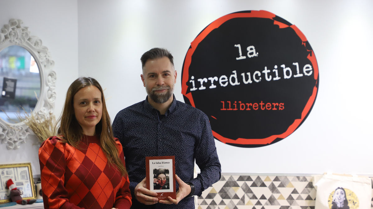 Los responsables de la irreductible, Raquel Fontecha y Joan Roure, este con su novela ‘La falsa blanca’. - MAGDALENA ALTISENT