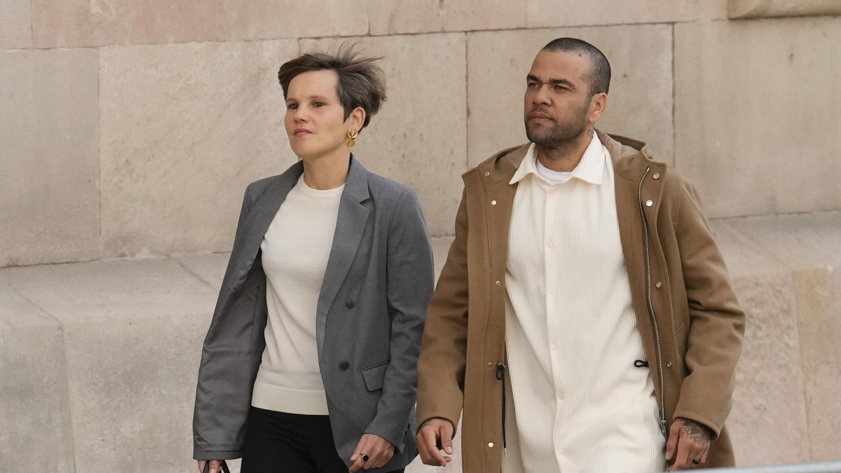 El futbolista Dani Alves, en libertad provisional desde el pasado lunes, junto a su abogada Inés Guardiola, a su llegada a la Audiencia de Barcelona.