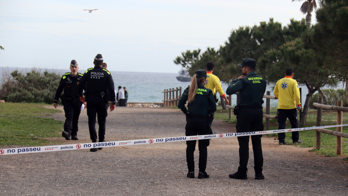 Agentes policiales y personal del SEM en la zona acordonada de la playa del Milacre.