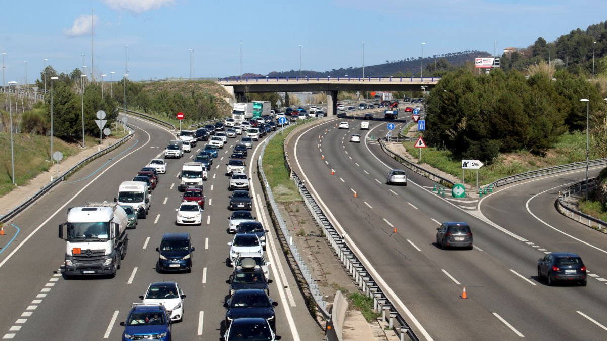 Cua de vehicles a l'AP-7 en sentit sud a Gelida