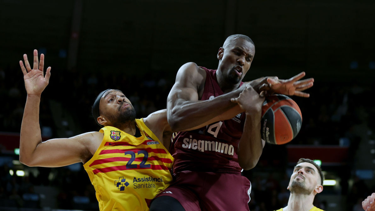 Jabari Parker y Serge Ibaka disputando un balón. - FC BARCELONA