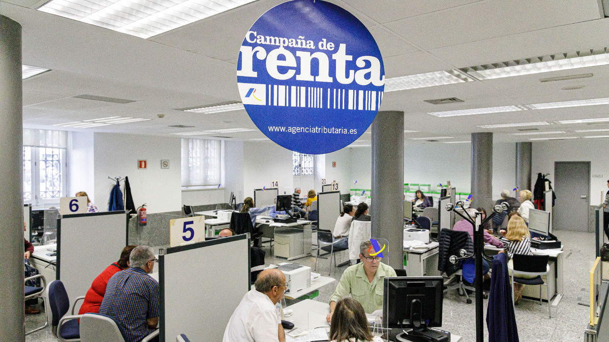 L’última campanya de la Renda en una de les oficines de l’Agència Tributària. - CARLOS LUJÁN / EUROPA PRESS