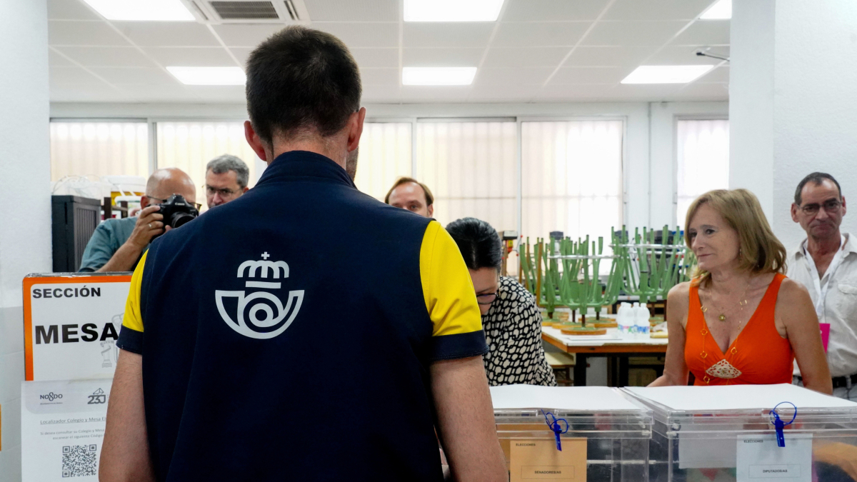 Un carter arriba al col·legi electoral amb el vot per correu. EDUARDO BRIONES / EUROPA PRESS - Arxiu