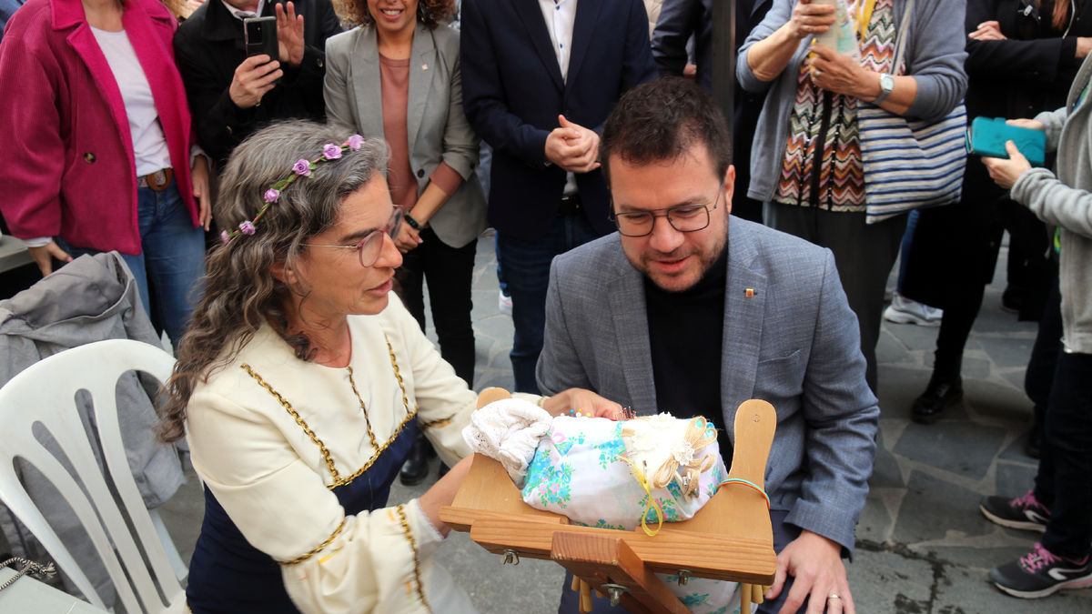 Aragonès visitant ahir una puntaire en una fira medieval celebrada a Hostalric. - ACN