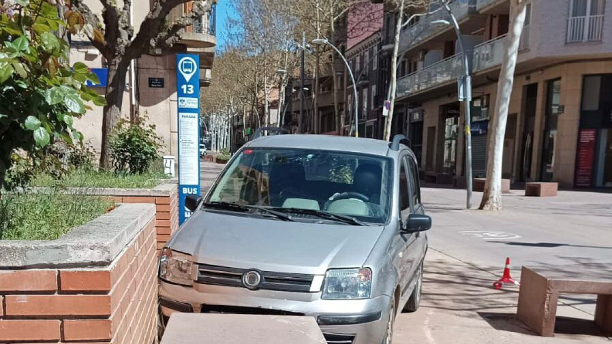 Uno de los coches implicados en el accidente de Tàrrega. - L. PEDRÓS